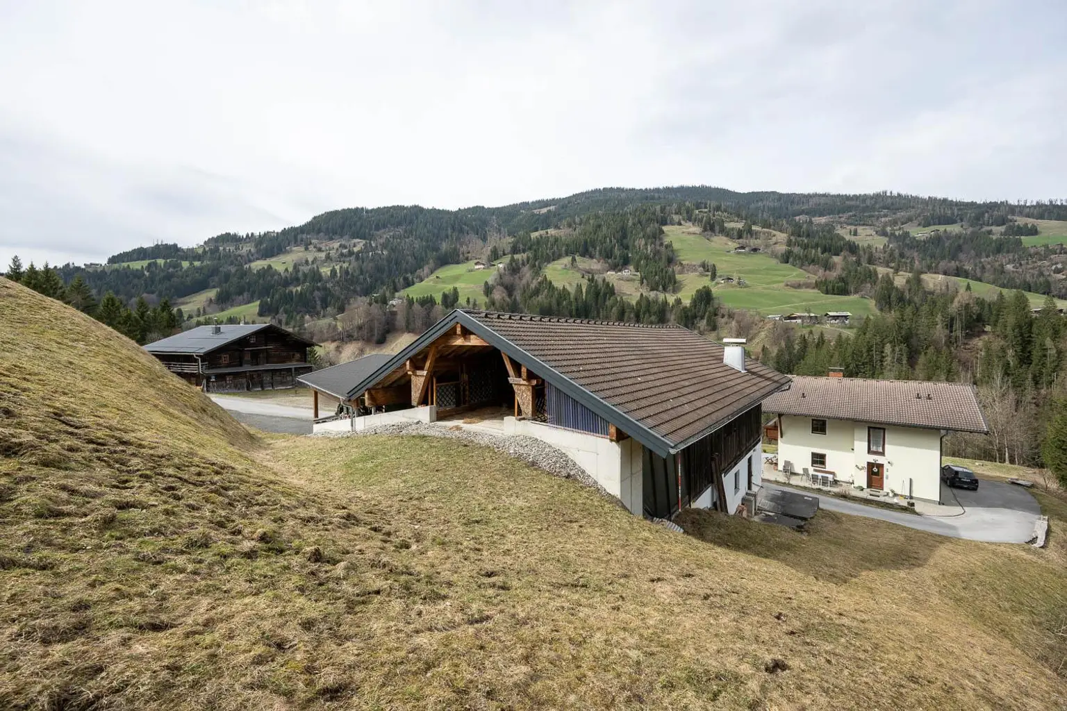 Stallgebäude mit Hocheinfahrt