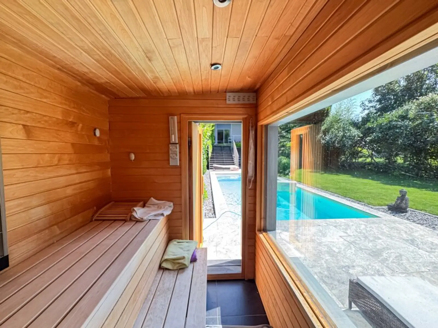 Einfamilienhaus mit Pool, Sauna & Wohnkeller auf Eigengrund in Toplage von Baden bei Wien