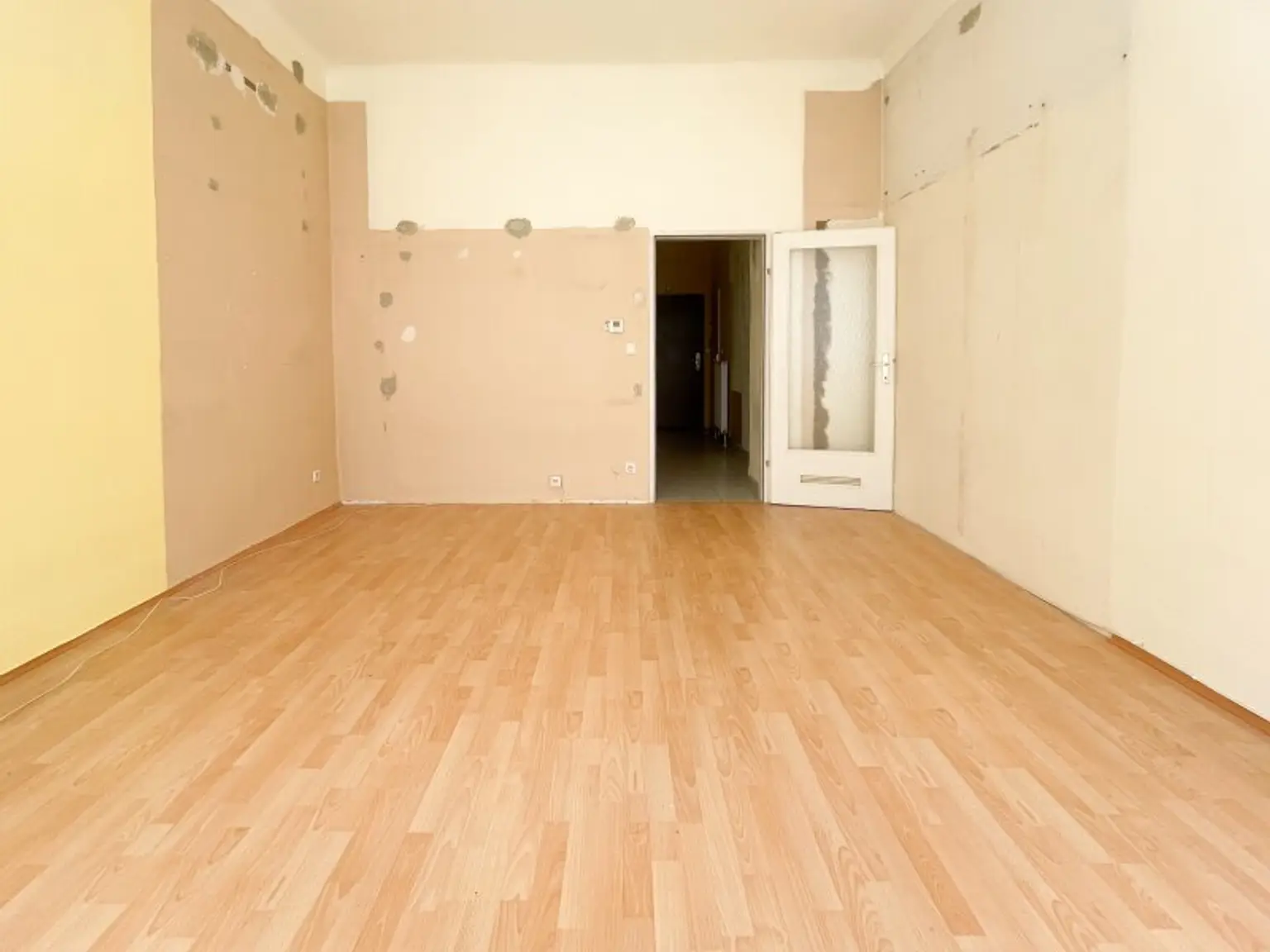 NÄHE AUGARTEN: 1-Zimmer-Altbauwohnung mit großem Gestaltungspotenzial beim Wallensteinplatz