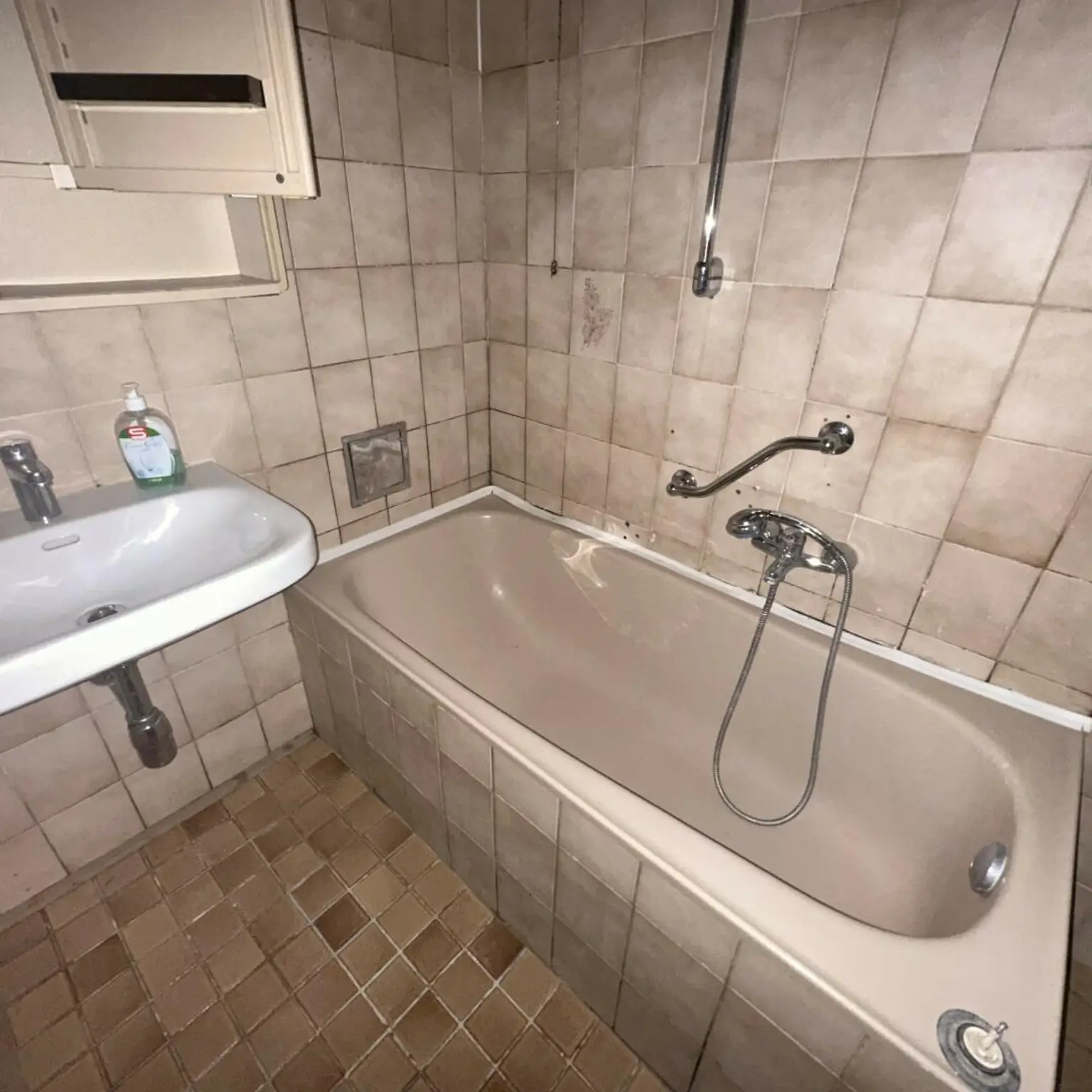 Sanierungsbedürftige 4 Zimmer Wohnung mit Potential