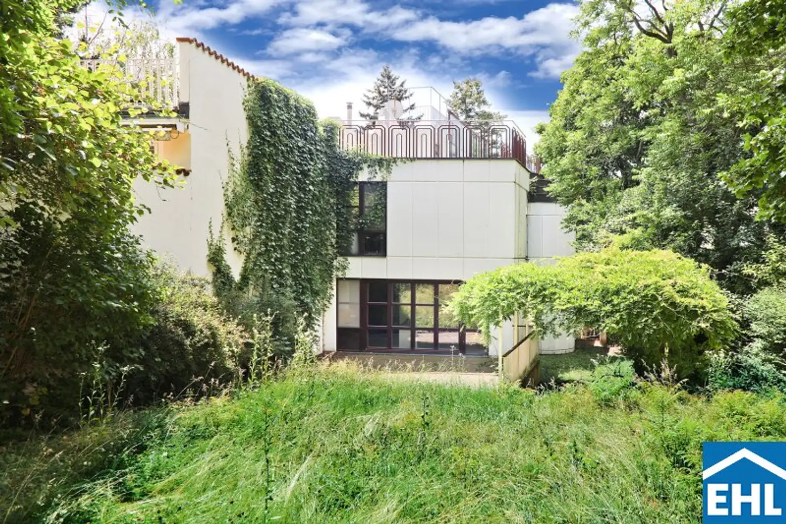 Stilvolle Villa mit Außenpool in exklusiver Grünruhelage des 19. Bezirks