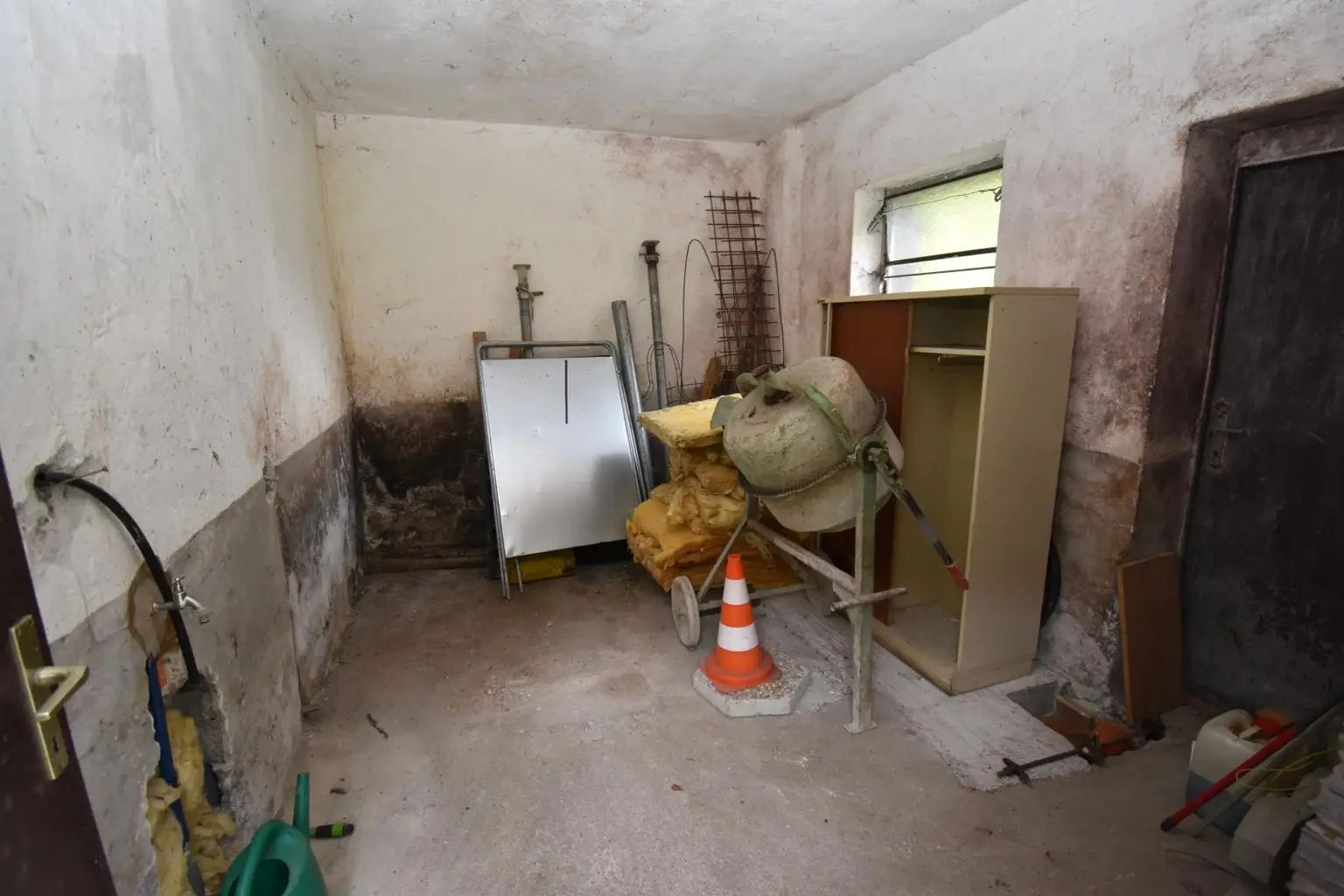 Wohnhaus mit SANIERUNGSBEDARF