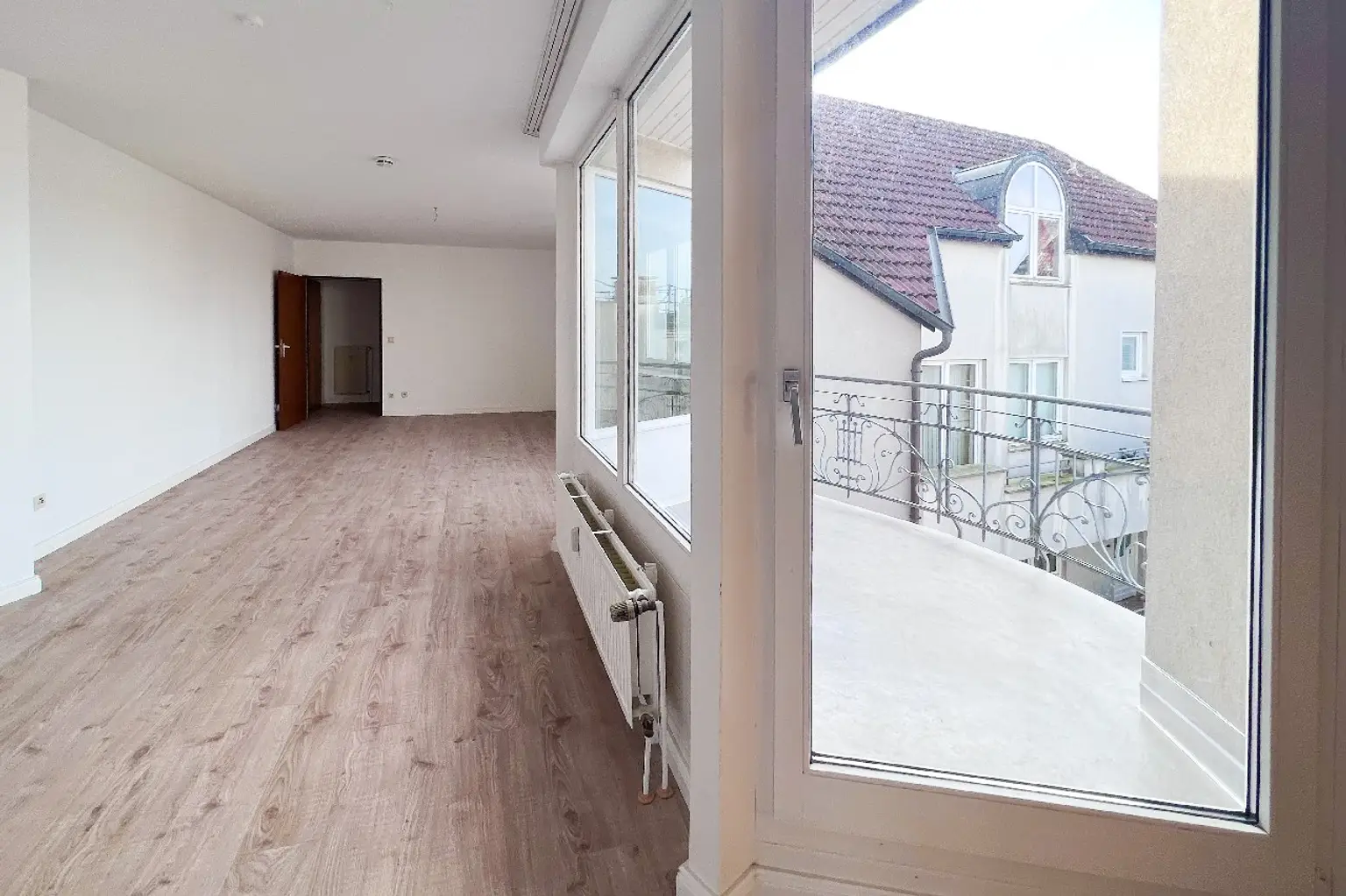 Wohn-/Esszimmer mit Balkon