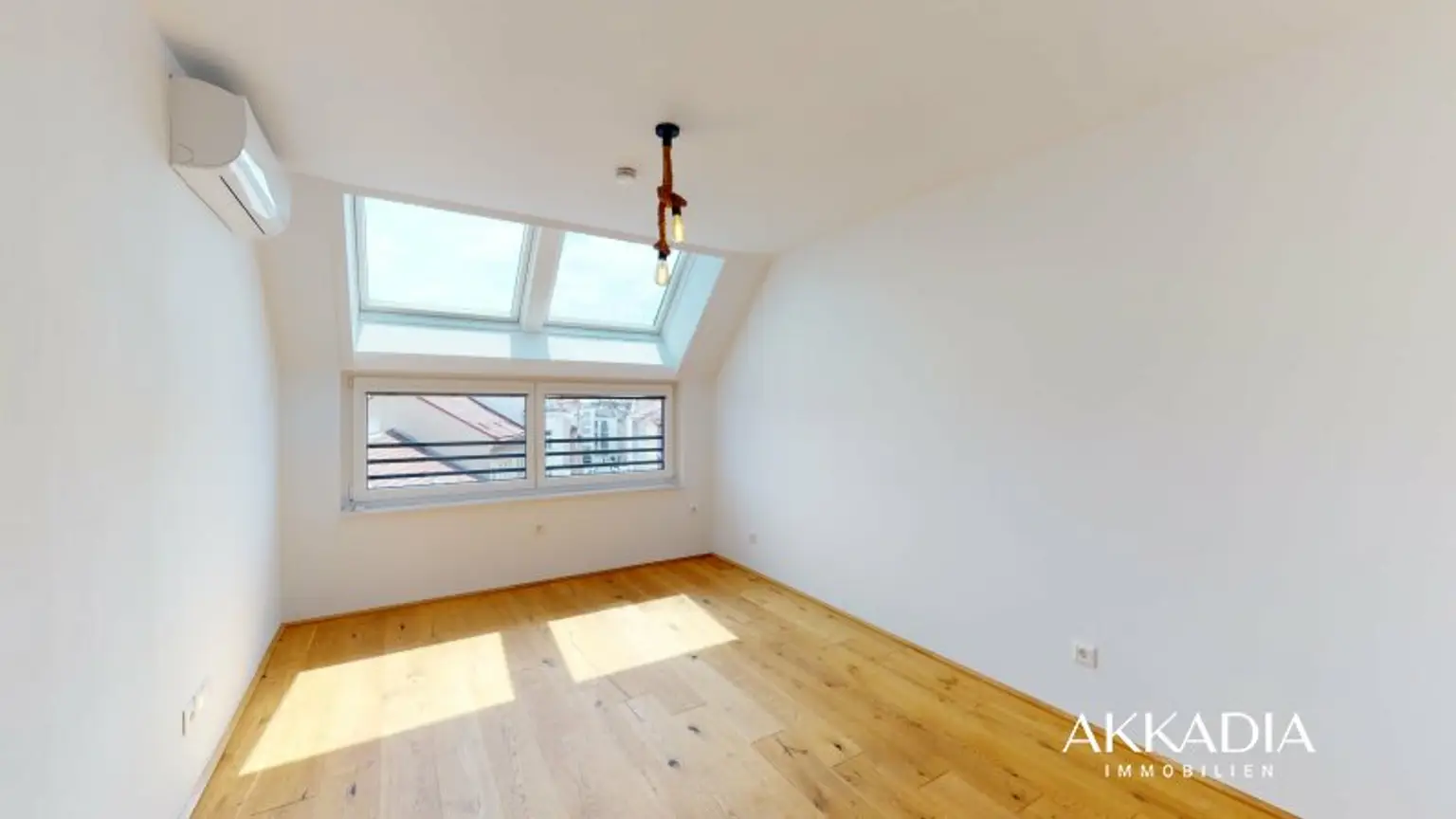 Moderne Dachgeschosswohnung, klimatisiert und gut geschnitten