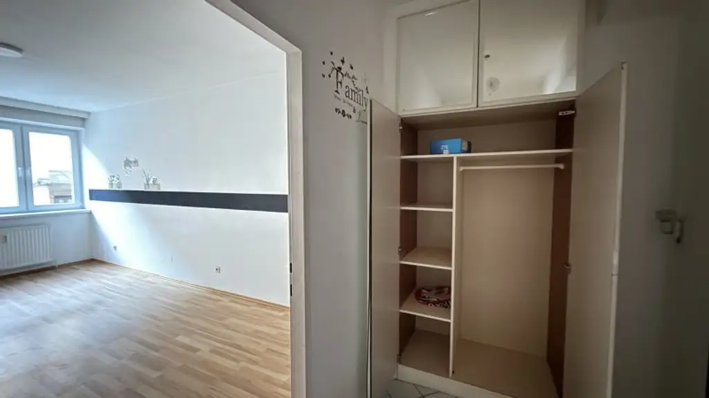 Kirchstetterngasse: 2 Zimmer mit separater Küche (zenral begehbar) im Ersten Liftstock!