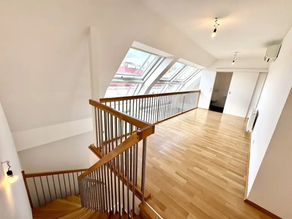 NEU! Lichdurchflutete Maissonette Dachgeschosswohnung mit Dachterrasse im Servitenviertel zu vermieten! Mit Blick auf Stephansdom und Kahlenberg!