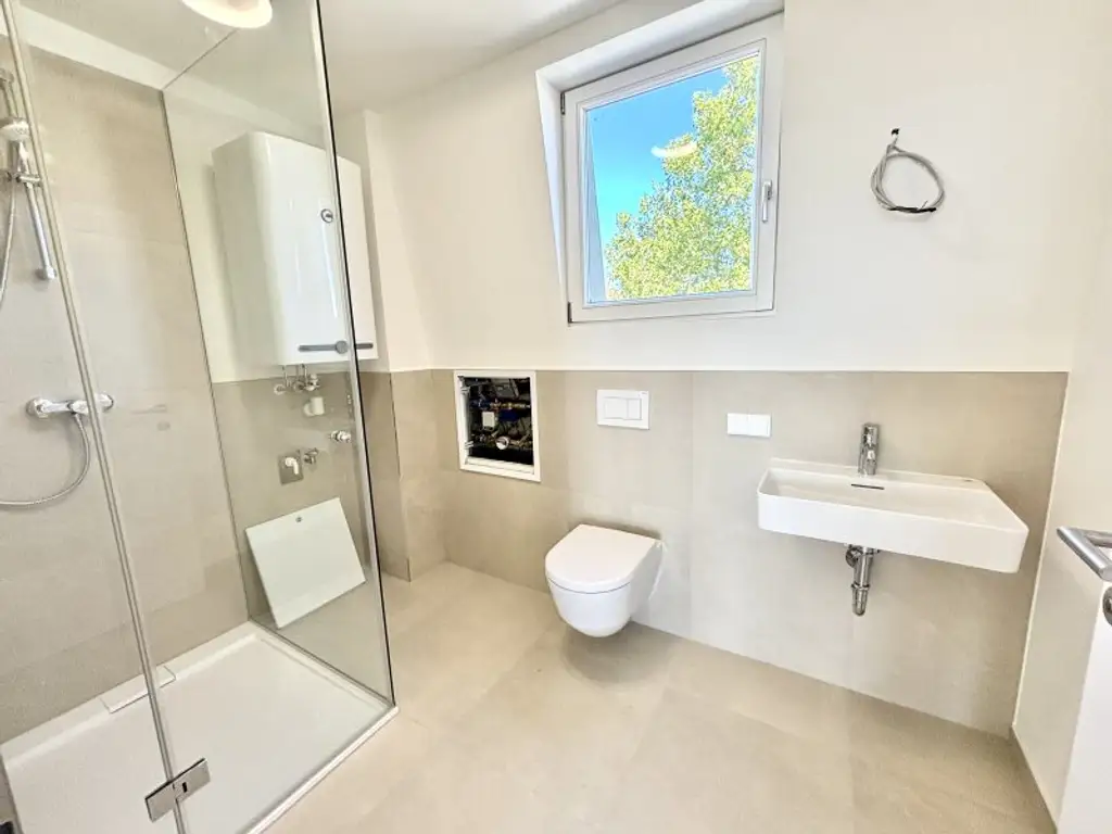 Exklusive Erstbezugs-Dachgeschosswohnung mit Loggia & Seeblick in zentraler Lage von Neusiedl