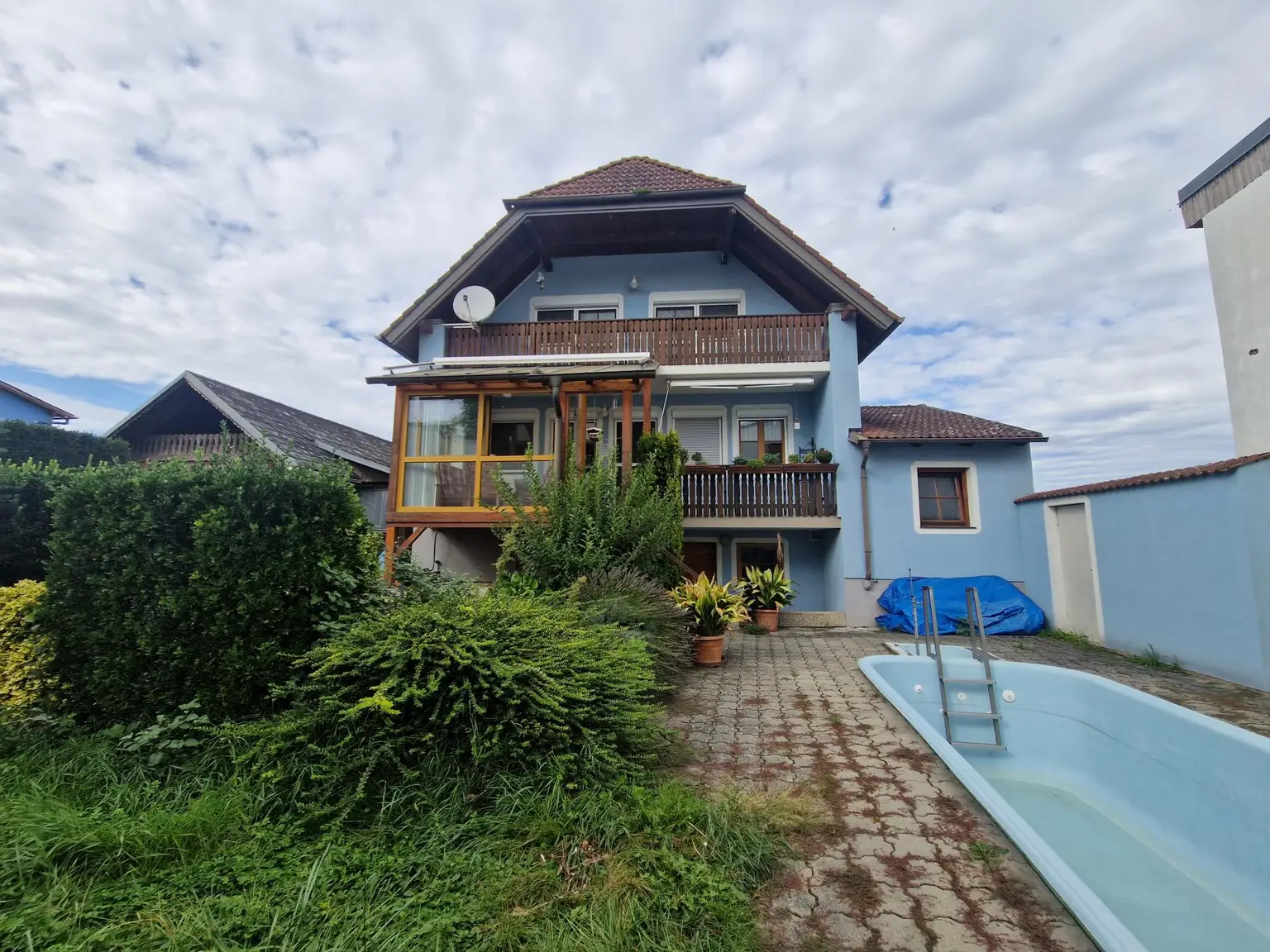 SOLIDES WOHNHAUS MIT EHEMALIGEM SOMMERHAUS, HERRLICHER TERRASSE UND POOL IN TRAUMHAFTER RUHELAGE