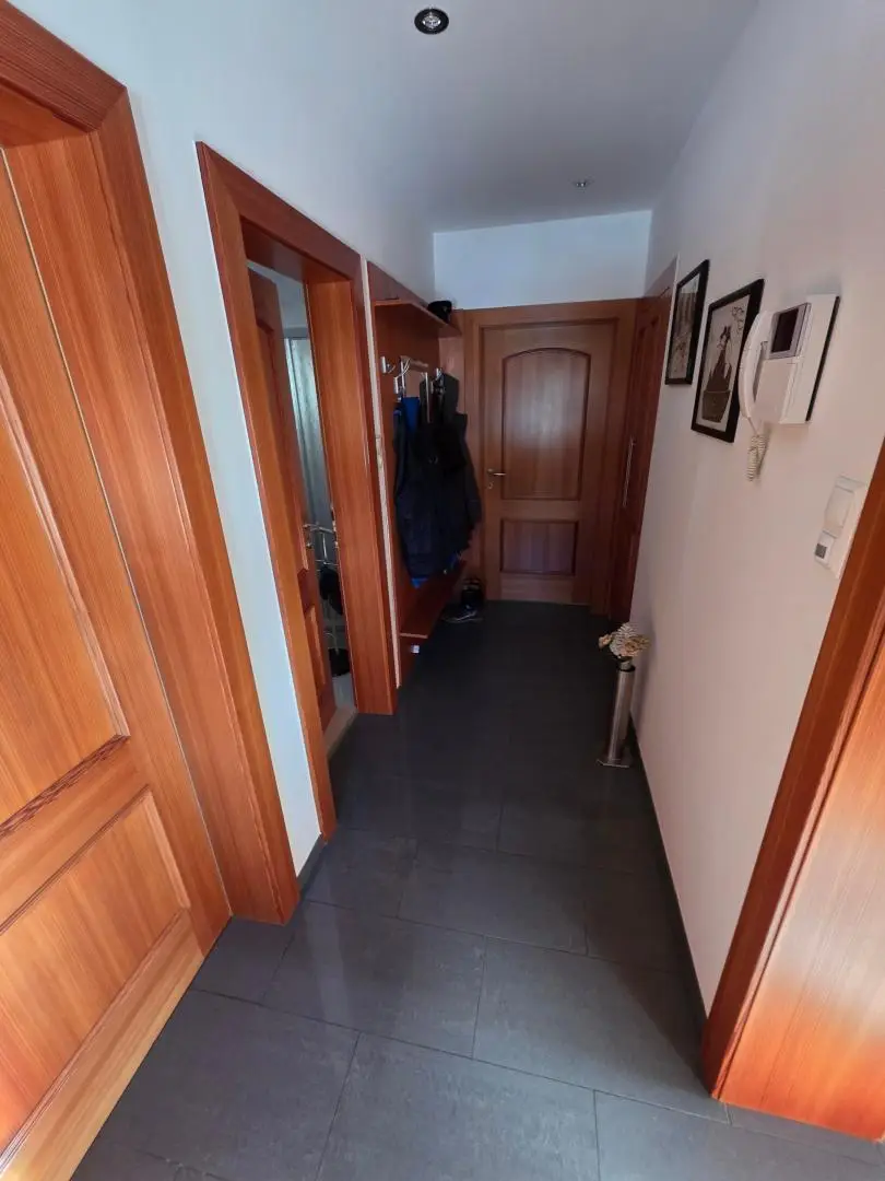 Flur mit Bodenheizung und Lärchentüren