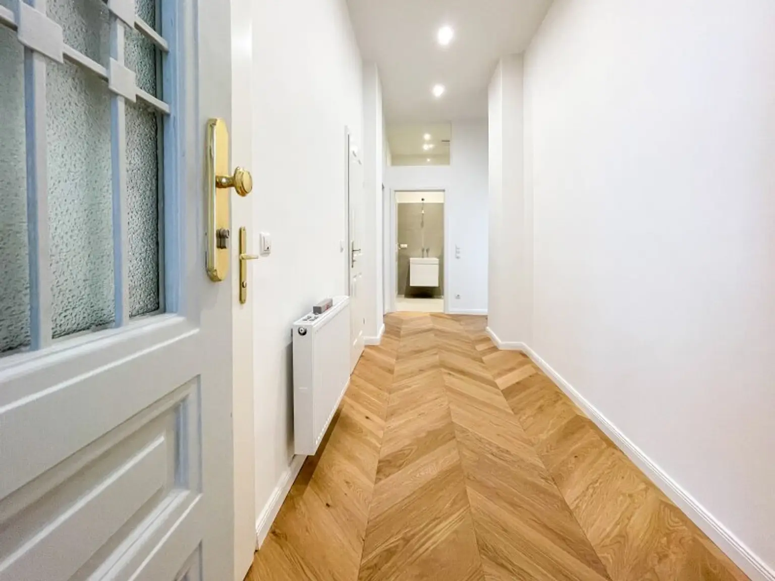 GENERALSANIERTE ALTBAUWOHNUNG: komplett hofseitige 2-Zimmerwohnung