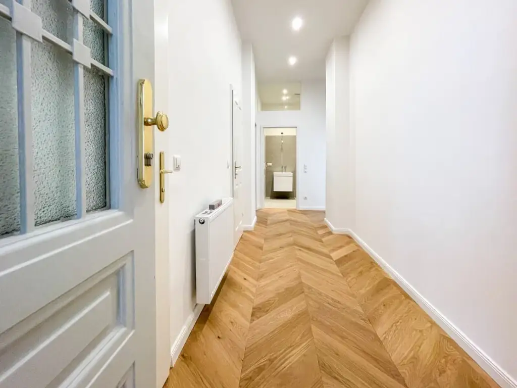 GENERALSANIERTE ALTBAUWOHNUNG: komplett hofseitige 2-Zimmerwohnung