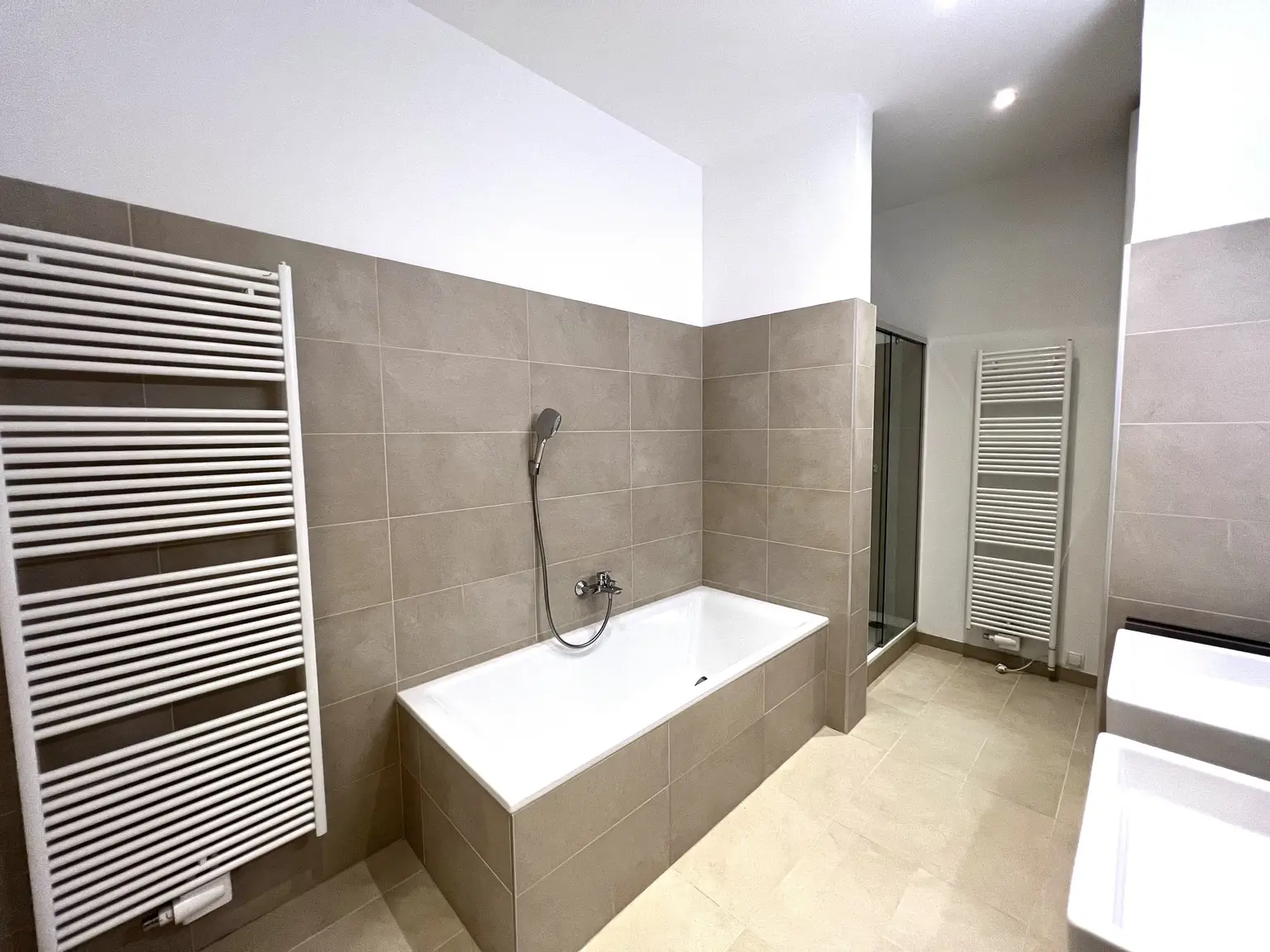 UNBEFRISTET: Prachtvolle, klimatisierte 5-Zimmer-Wohnung mit fantastischer Stadtaussicht / Beautiful air-conditioned 5-room flat with fantastic city view