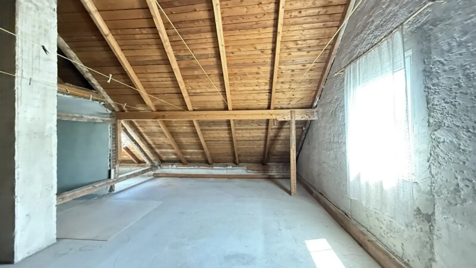 Großes Einfamilienhaus mit Veranda und Wirtschaftsanbau mit uneinsichtigen Garten + Ausbaupotential!