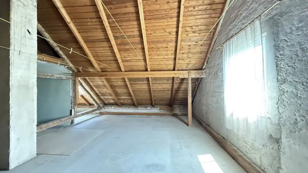 Großes Einfamilienhaus mit Veranda und Wirtschaftsanbau mit uneinsichtigen Garten + Ausbaupotential!