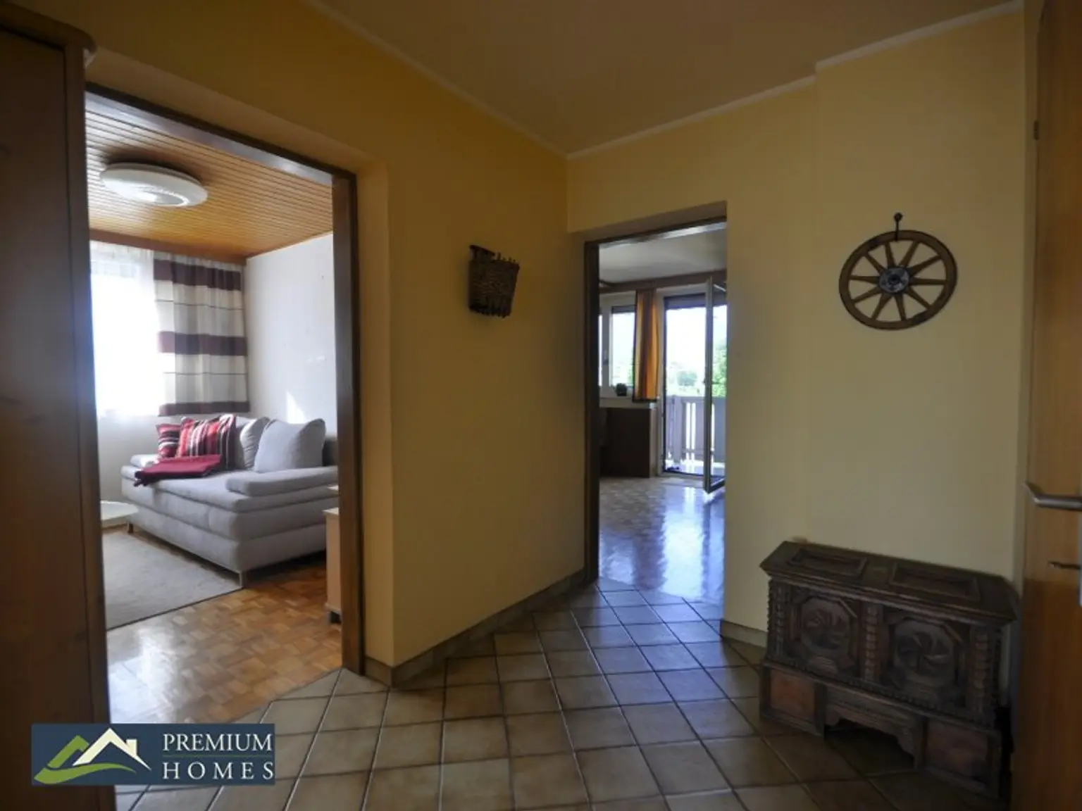 BRIXLEGG - 4 Zimmer Eigentumswohnung - Flur mit Zugang zur Stube und Zimmer 3