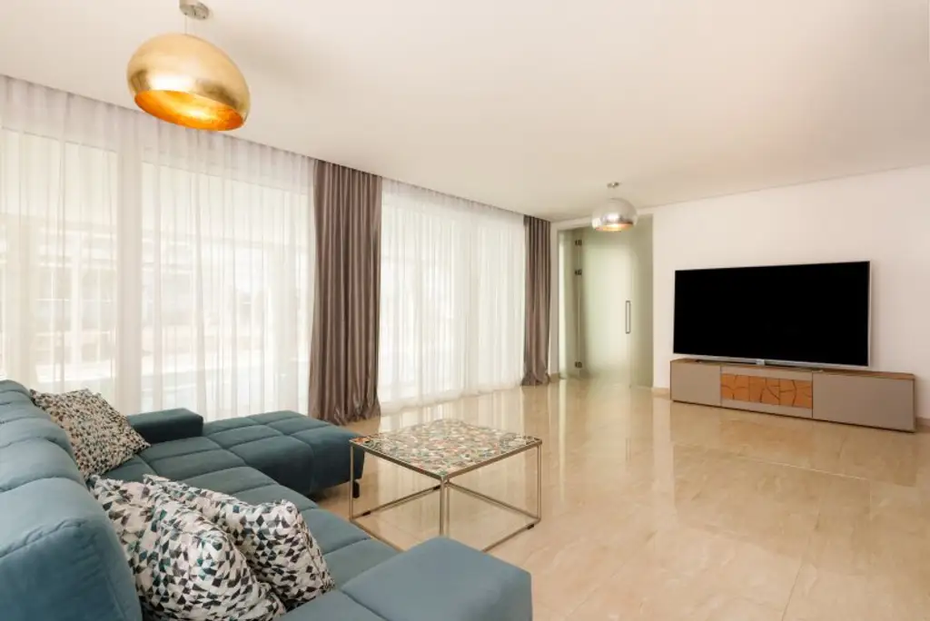 LUXUS VILLA mit Innenpool und Weinkeller im Golfclub Fontana