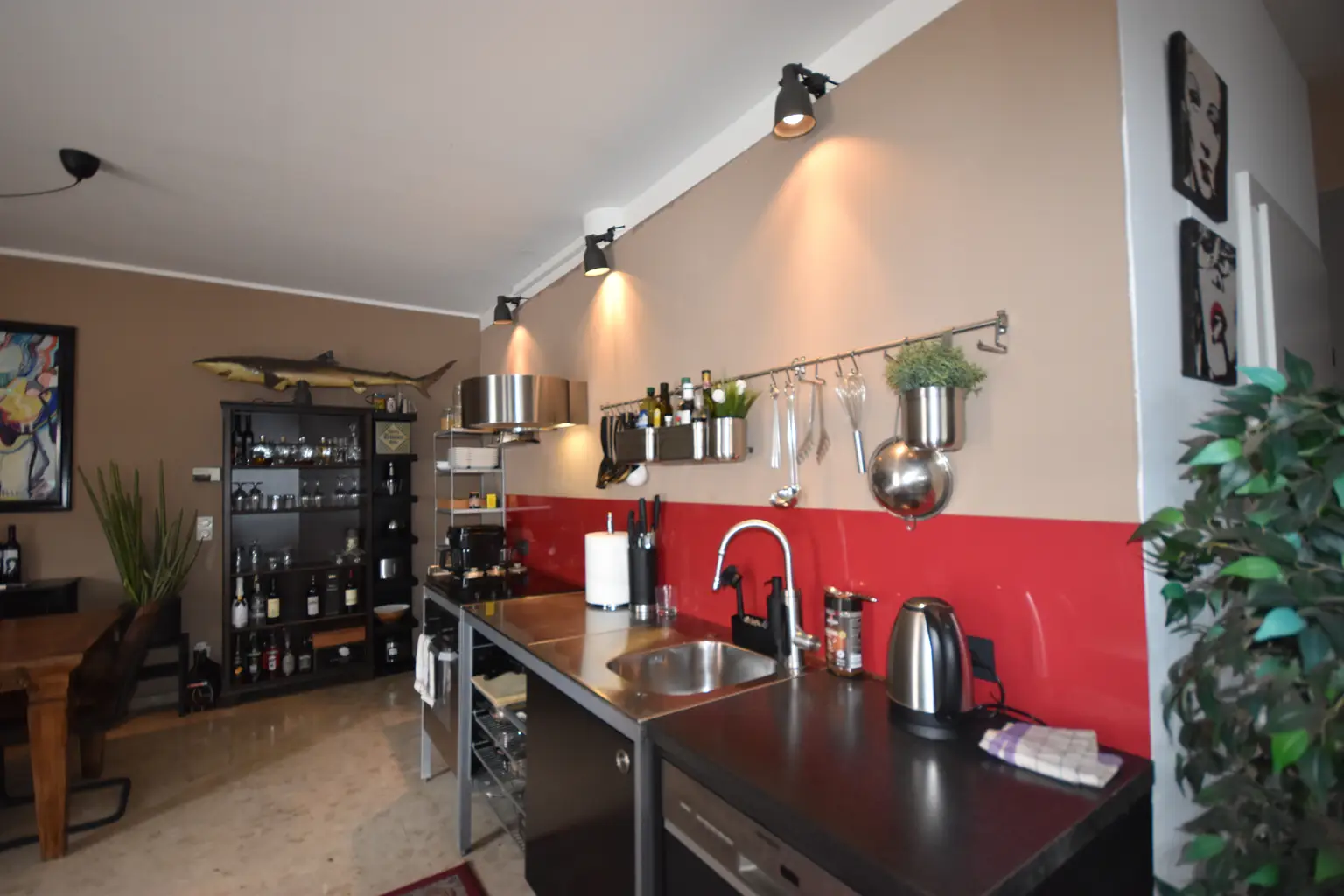 "SCHALLMOOS - Einzigartiges Atelier/Büro mit Wohnmöglichkeit und PKW-Stellplatz nähe Bahnhof"