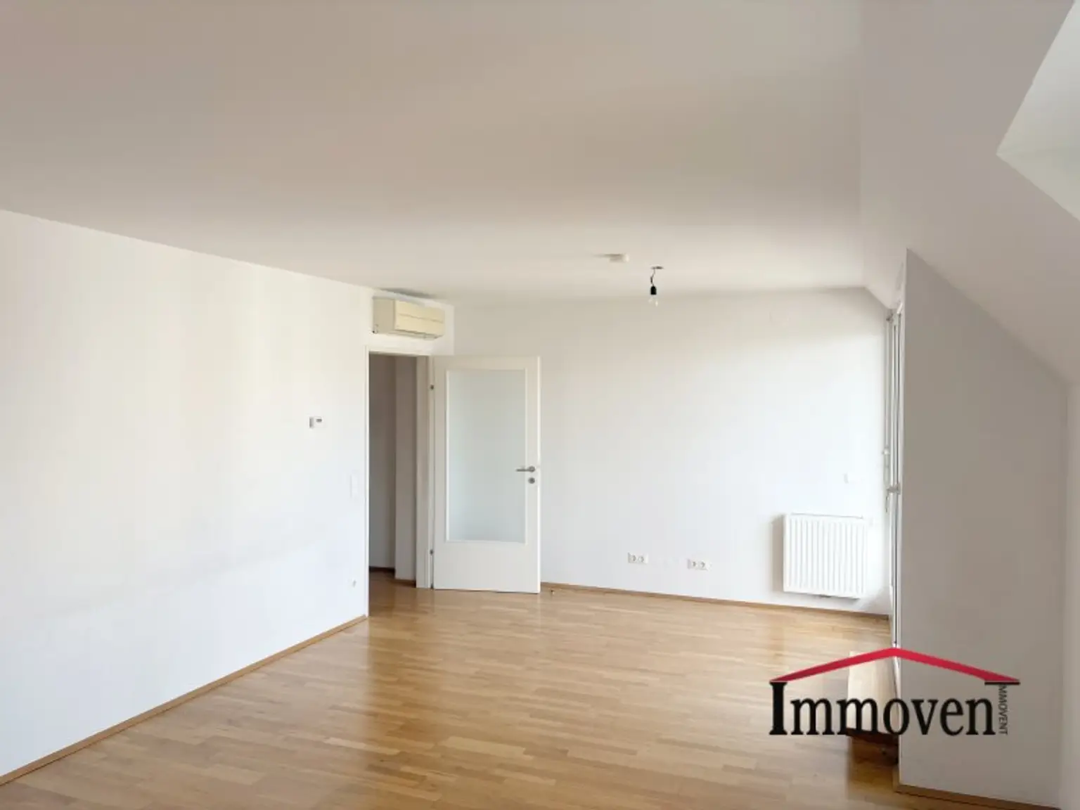 HOFSEITIG - Schöne 4-Zimmerdachgeschosswohnung mit Terrasse und Klimaanlage!