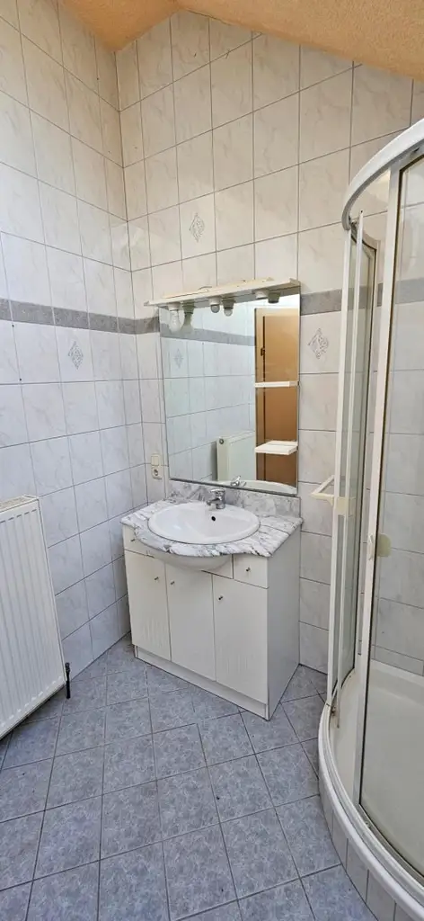 Kleine Wohnung samt Kfz-Stellplatz in Thening