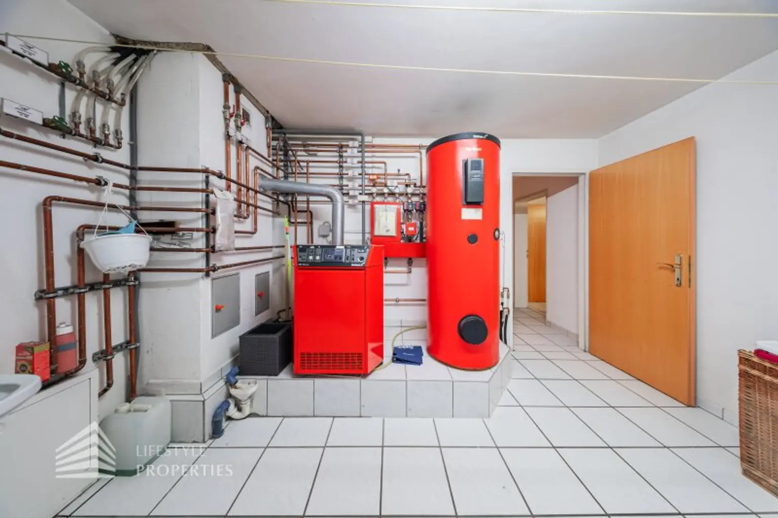 Luxuriöse Villa im Wienerwald – Beheizter Salzwasserpool, Gartenparadies & Premium-Parkmöglichkeiten