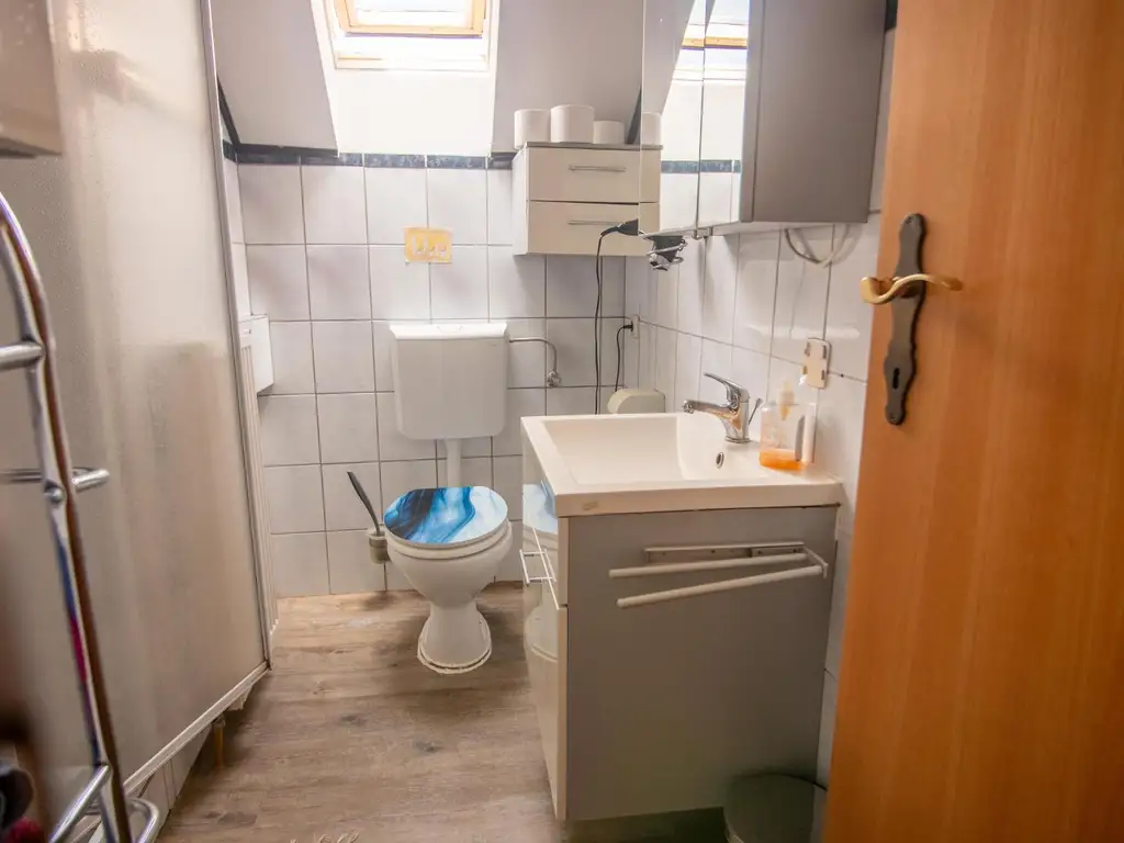 Großes Wohnhaus mit Heurigenlokal / 5 Gästezimmern und einem Miethaus