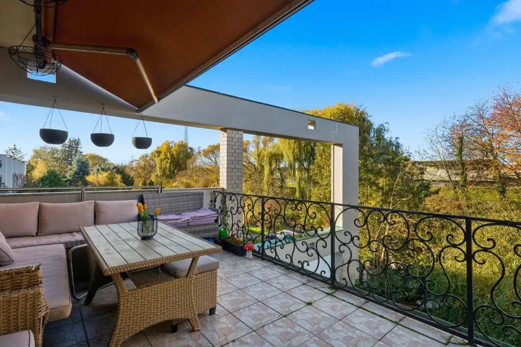 ZENTRUMSNAHE WOHNUNG MIT TERRASSE & BLICK INS GRÜNE - INKL. PKW-STELLPLATZ!