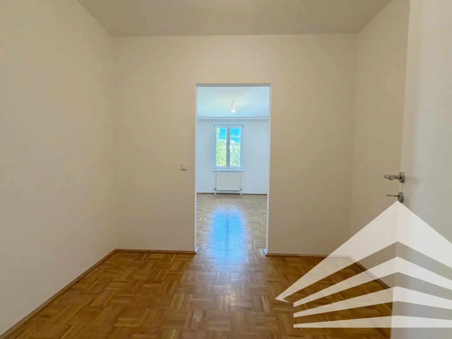 Schlafzimmer mit begehbarem Kleiderschrank