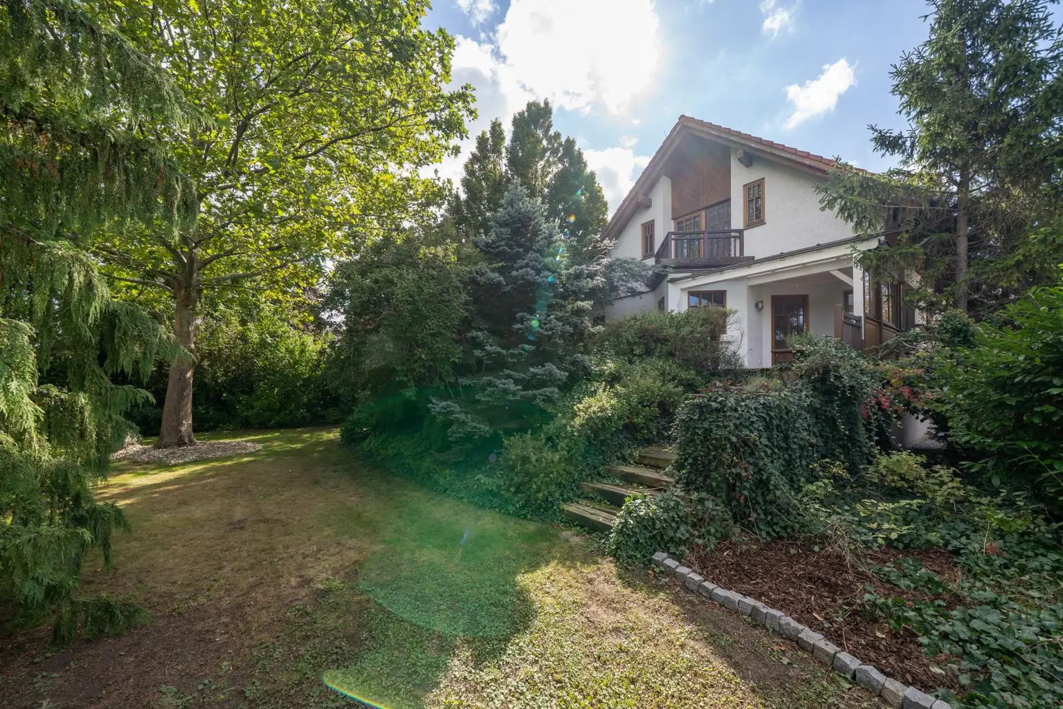 EIN HAUS MIT CHARAKTER! Einzigartiges Einfamilienhaus mit traumhaftem Garten, Garage und mehr!