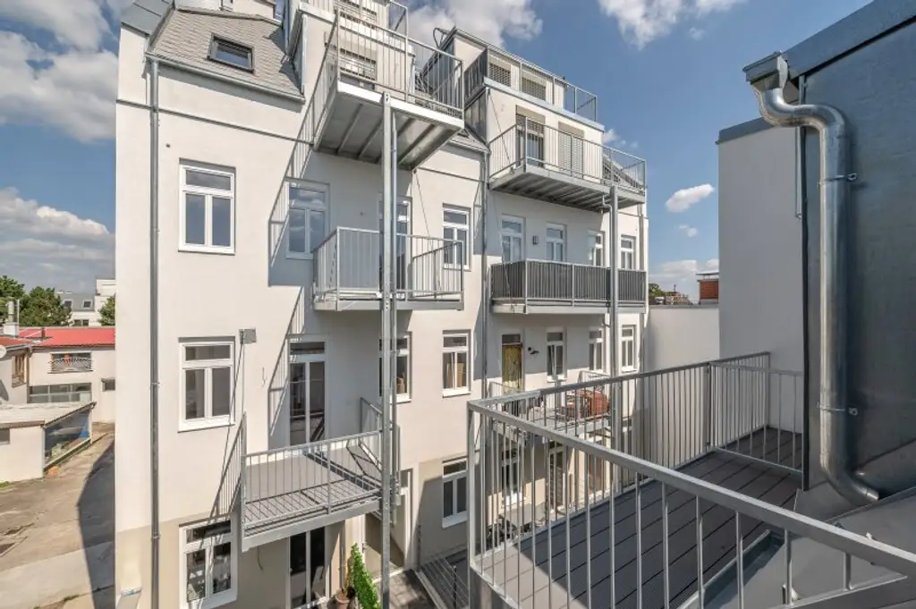 ++NEU++ Hochwertige 2-Zimmer DG-Wohnung mit zwei Balkonen, Ruhelage im Hof!