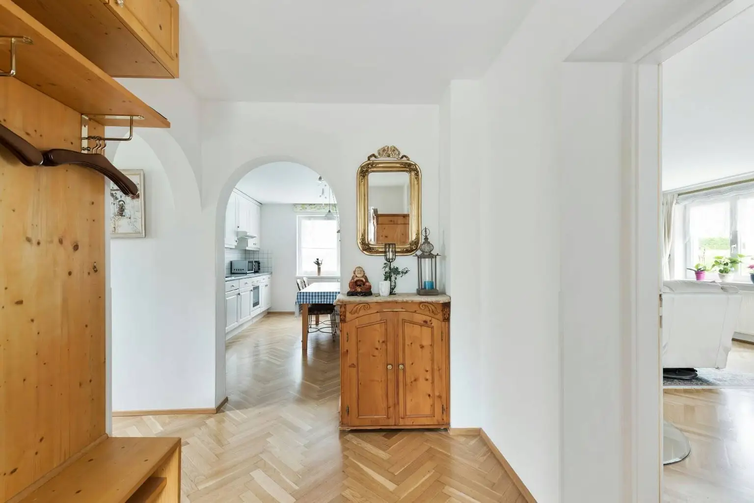 Einfamilienhaus mit Pool und großem Garten