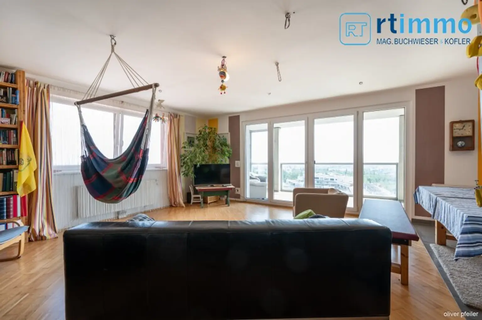 Himmelblau überall, 104m² mit über 23m² Freifläche auf 3,5 Zimmern. Atemberaubender Ausblick soweit das Auge reicht!