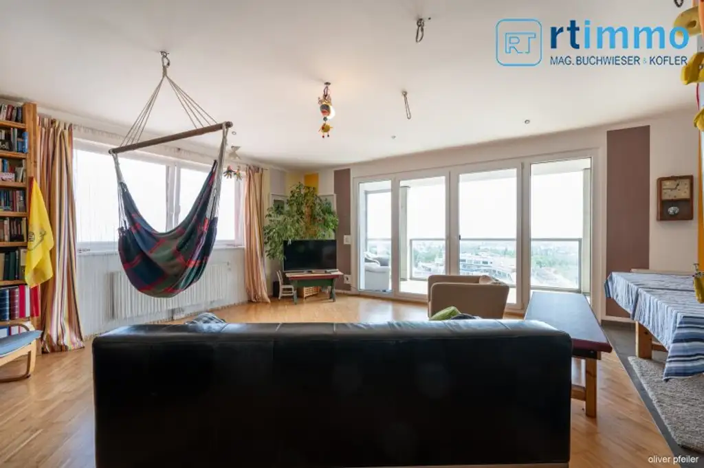 Himmelblau überall, 104m² mit über 23m² Freifläche auf 3,5 Zimmern. Atemberaubender Ausblick soweit das Auge reicht!