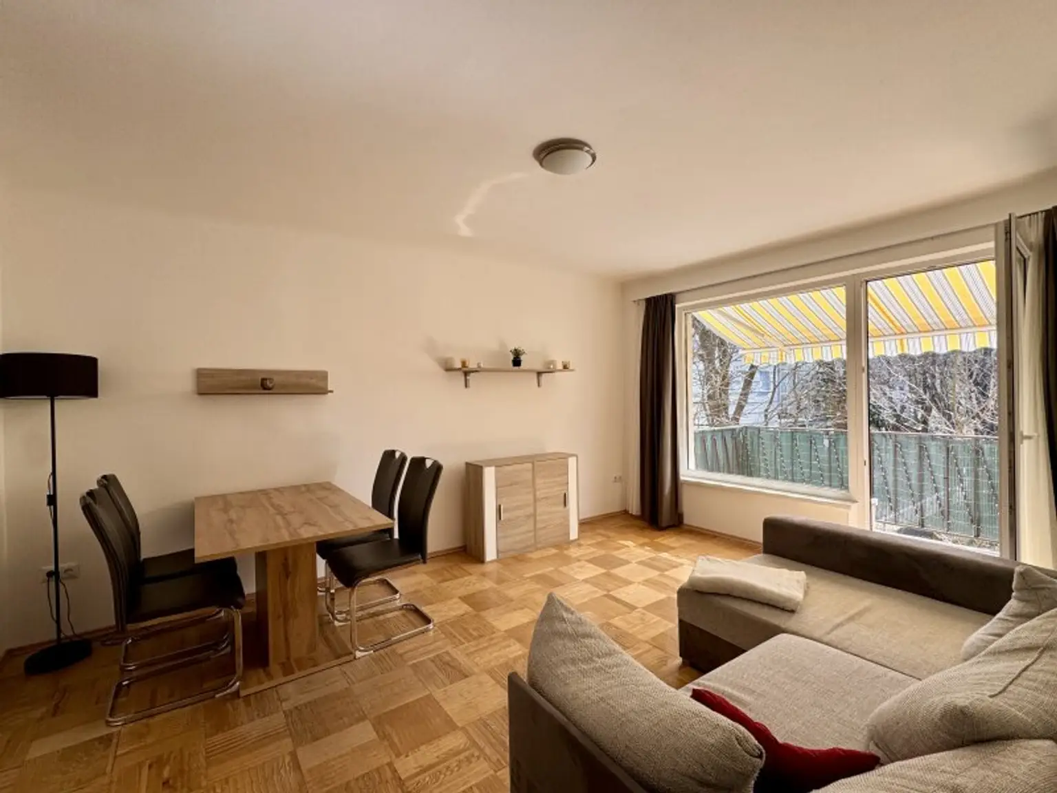 Wohnzimmer mit Balkon