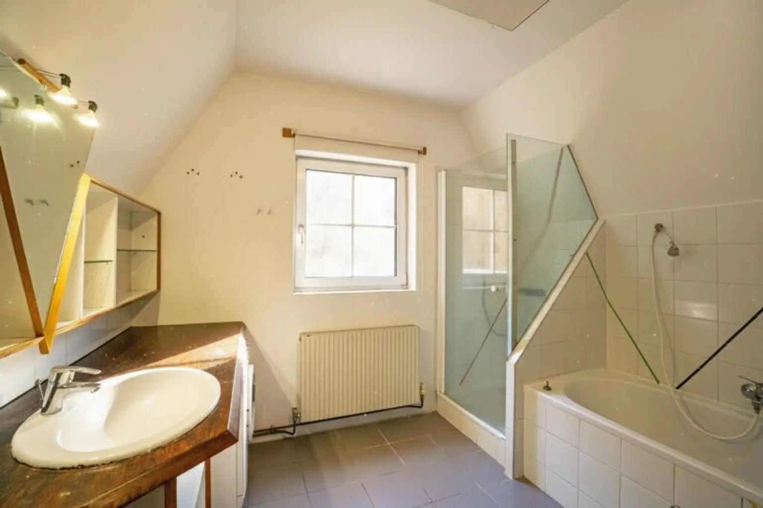 Bad mit Waschtisch, Wanne, Dusche, Waschmaschinenanschluss und WC