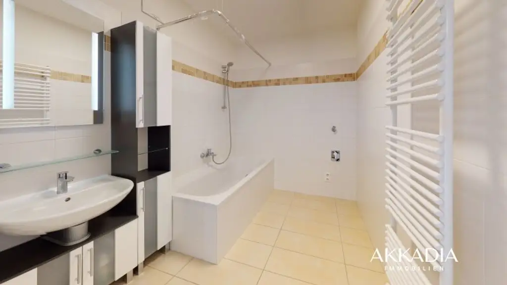 Moderne Dachgeschosswohnung, klimatisiert und gut geschnitten