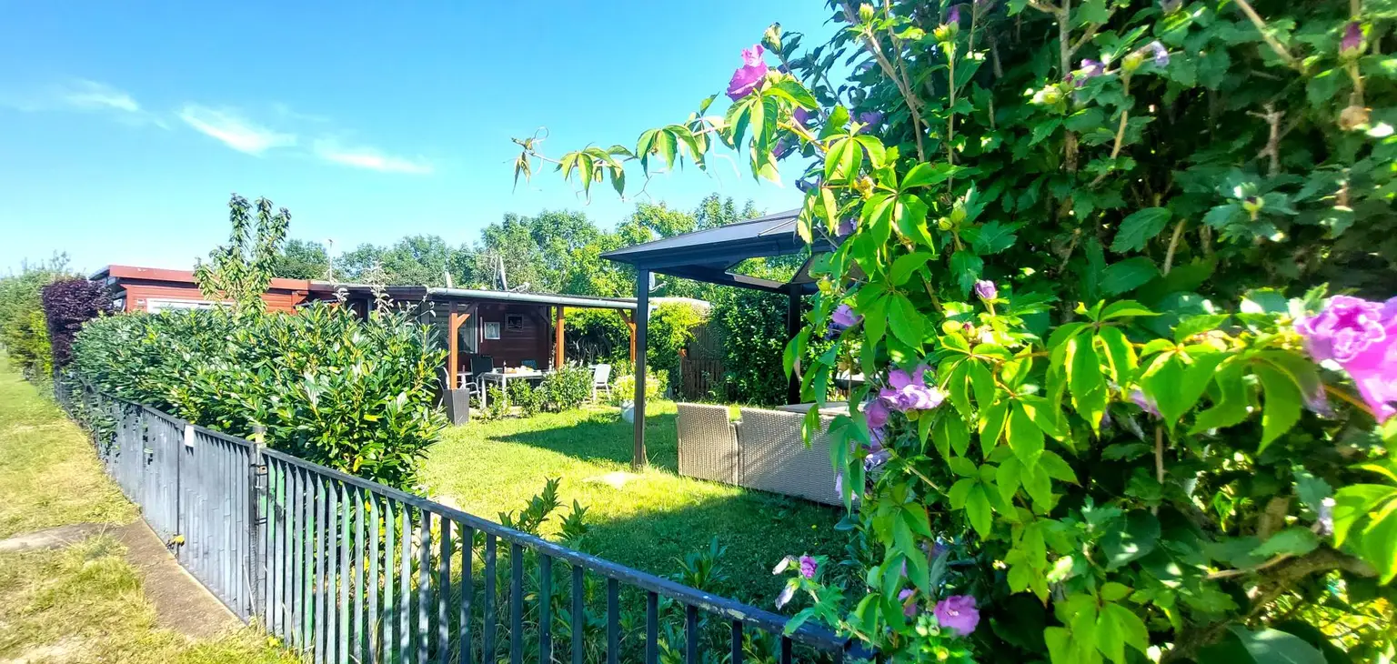 Mobilheim mit Terrasse auf Doppelparzelle