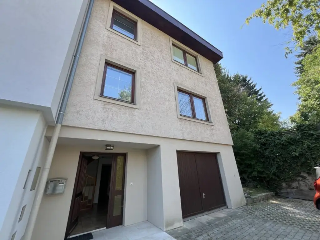 Familiengeeignetes Eckreihenhaus bei der Amerikanischen Schule:  5 Zimmer, und ein Gäste-Studio mit Bad,  Garten, Balkon, Garage, viel Platz und Ruhe!