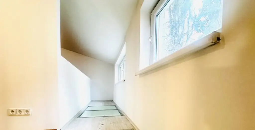 Maisonette-Traum auf zwei Ebenen – Terrasse, Galerie, Tiefgarage & perfekte Anbindung I Fernwärme  !