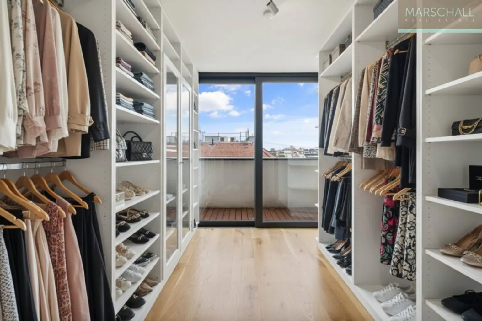 Beeindruckende Penthousewohnung mit wunderschönem Blick und Garage in Stilaltbau