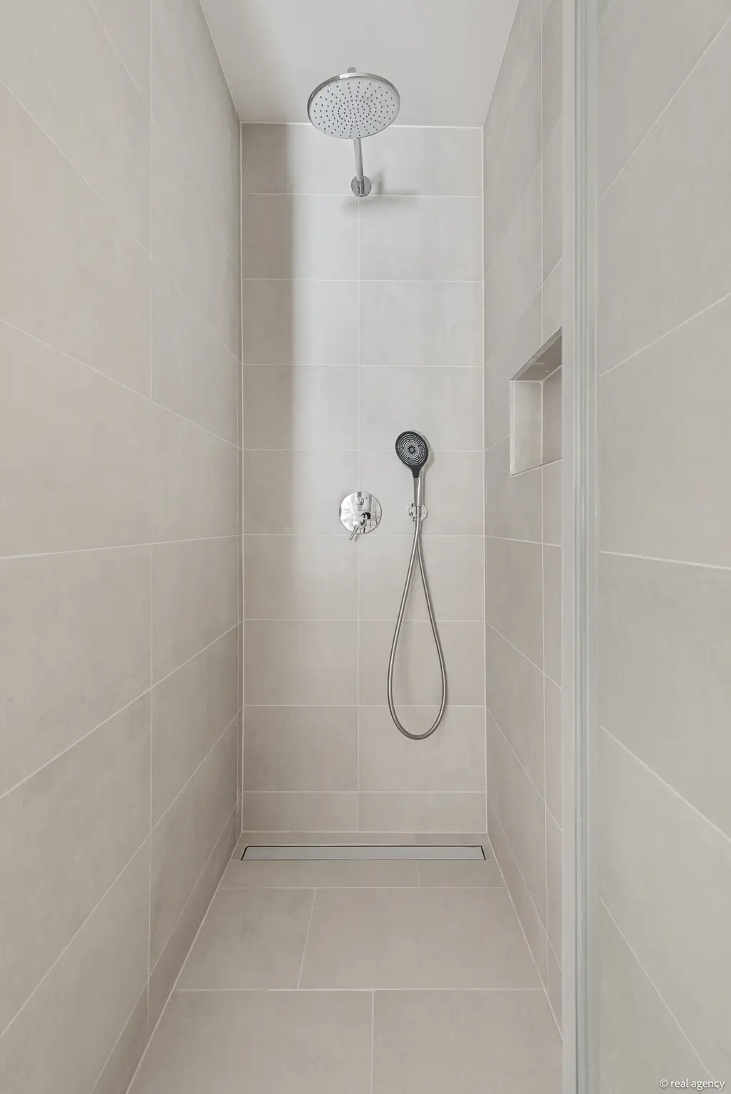 EIN WIENER ALTBAU, ZEITGEMÄSS GEDACHT