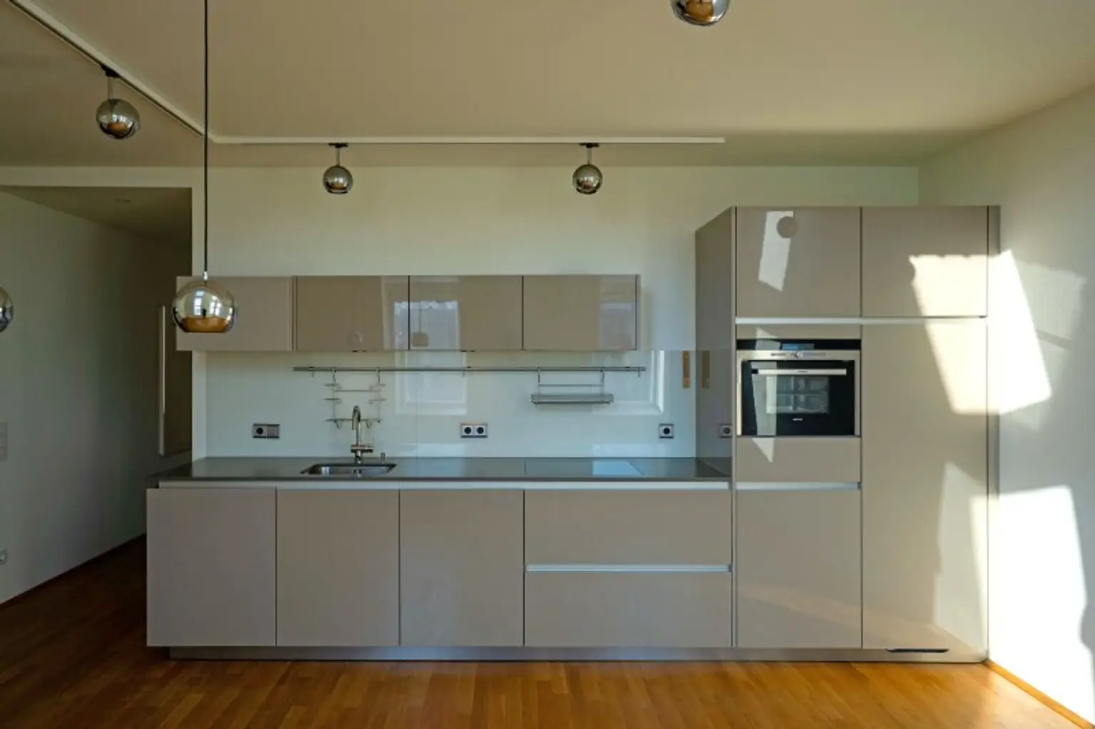 SieMatic Küche mit Hochglanzfronten und Siemens Einbaugeräten