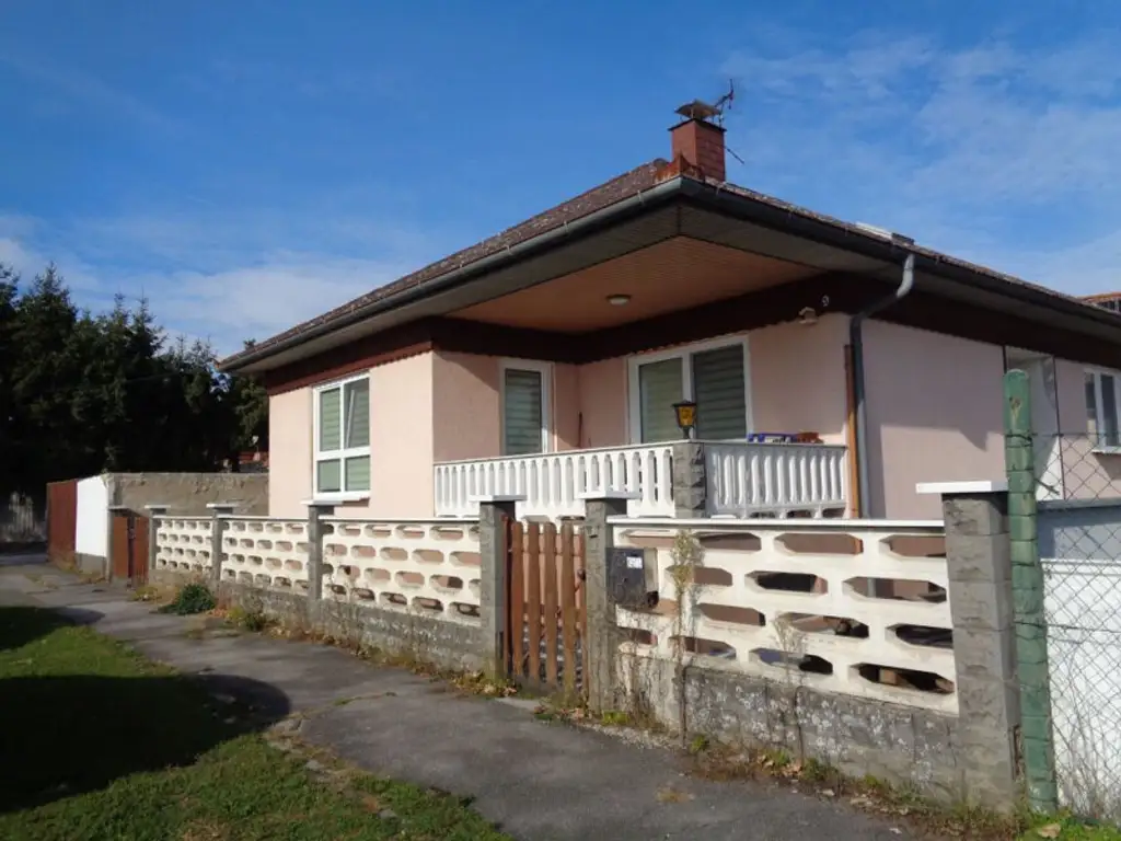 Hohenau: S-Bahn: unterkellerter Bungalow in Ruhelage
