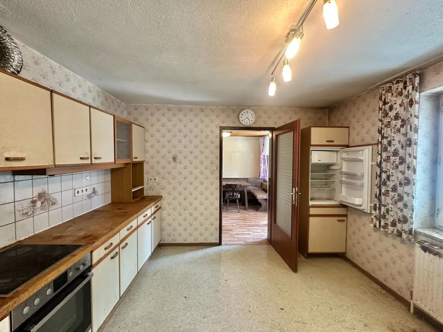 Ländliches Paradies - Sanierungsbedürftiges Landhaus auf großem Grundstück!