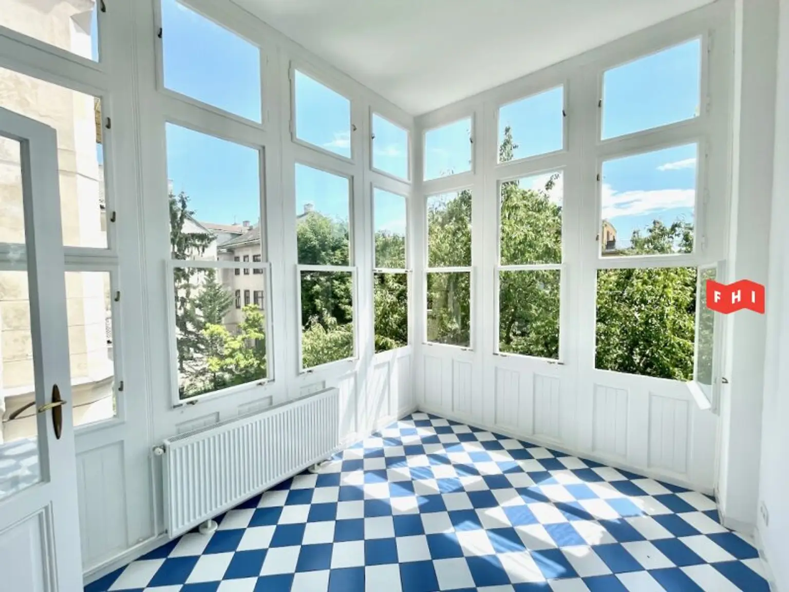 Unbefristete 140m² Stilaltbaumiete mit verglaster Wintergartenveranda, Gartenblick u. historischen Kachelöfen
