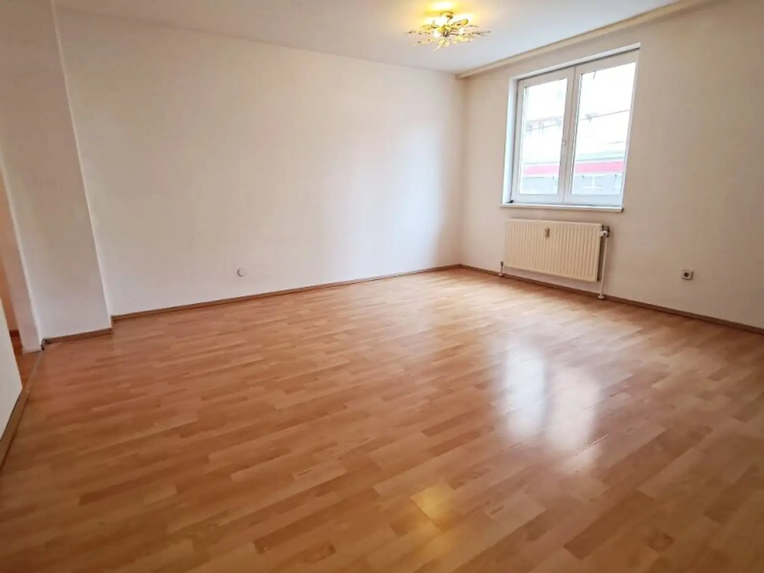 NEILREICHGASSE, sonnige 40 m2 Neubau, Einzelwohnraum, Komplettküche, Duschbad, Parketten, 1. Liftstock