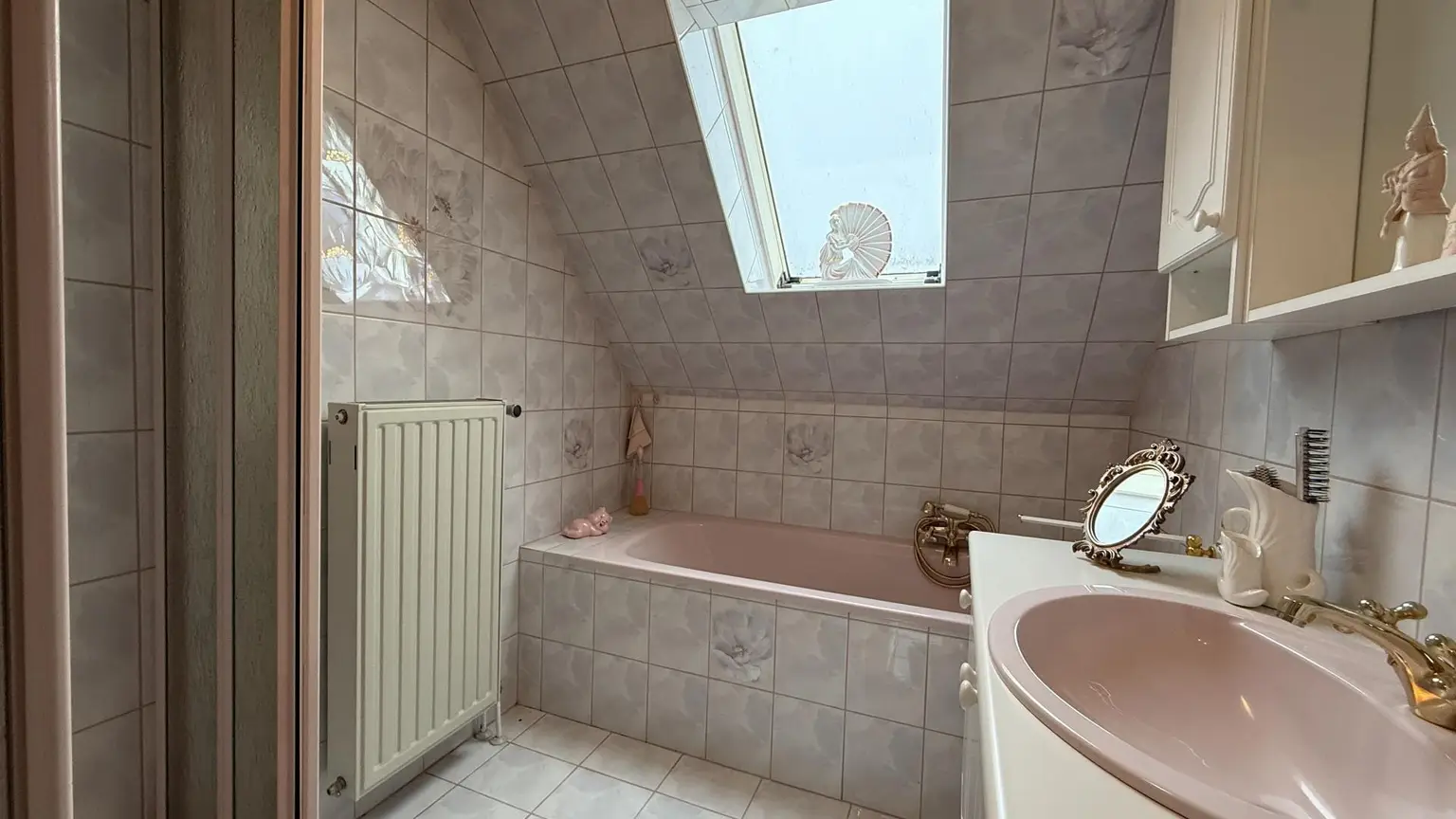 Badezimmer mit Dusche und Wanne OG