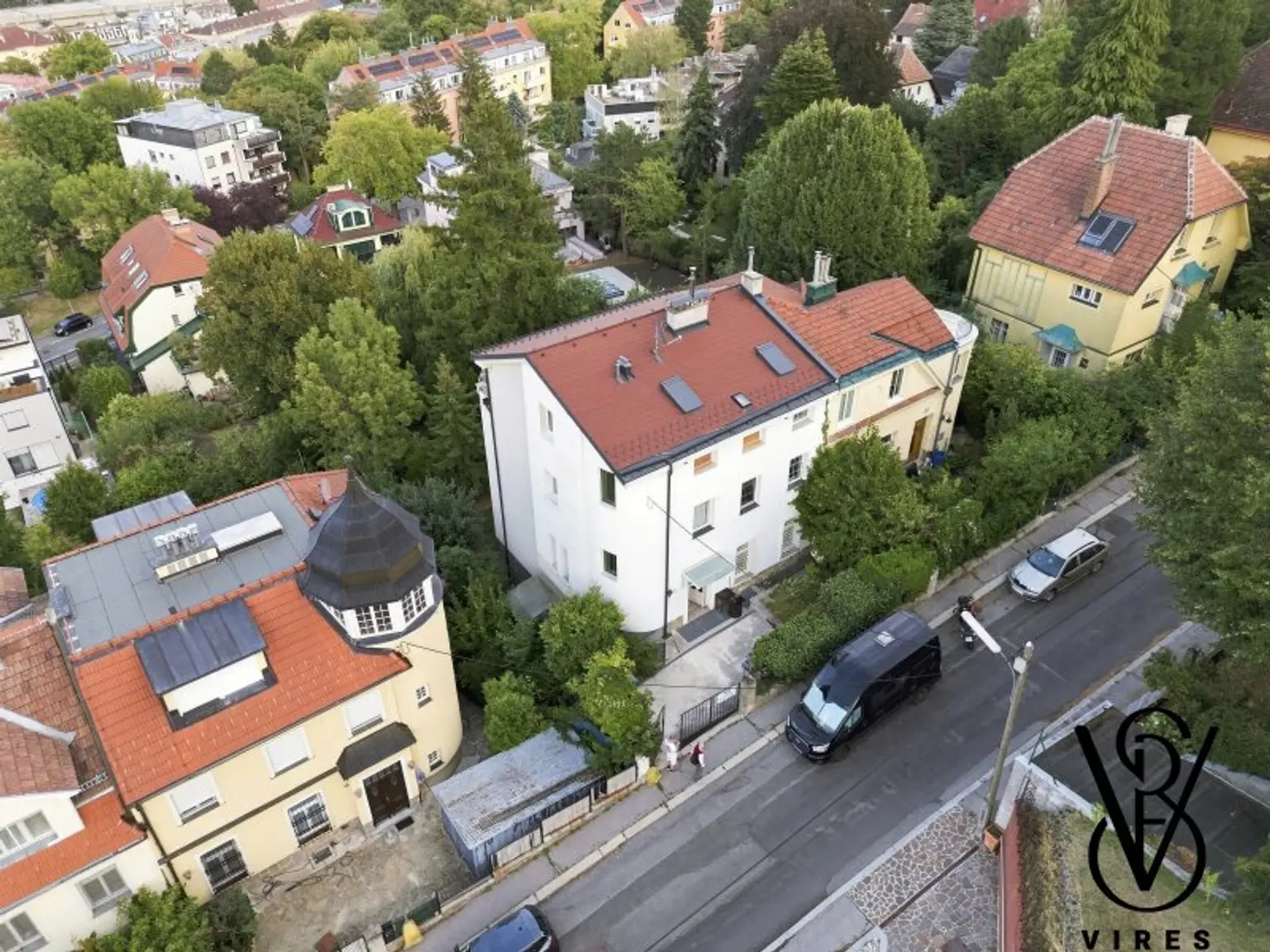 Straßenseite mit Vorplatz