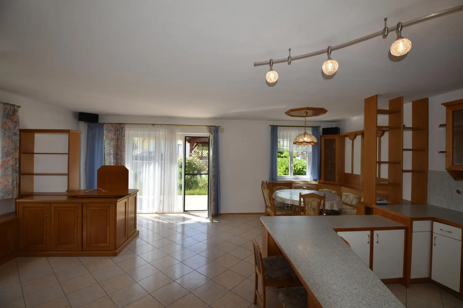 Wohnküche mit Zugang Terrasse EG