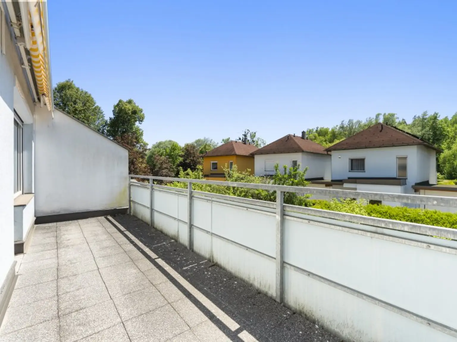 Schönes, sonniges und ruhiges Reihenhaus mit 142,00m² Nfl. und 102m² Eigengrund plus Carport und PKW-Stellplatz in Feschnig