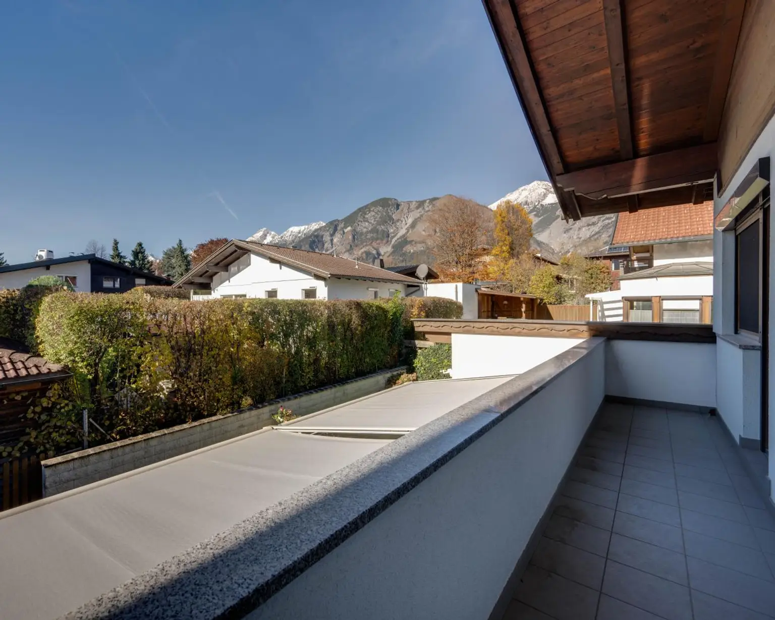 Attraktive Doppelhaushälfte mit sonnigem Wintergarten in ruhiger Lage